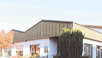 Das Betriebsgeb&auml;ude mit Lager und Keller wird verkauft.