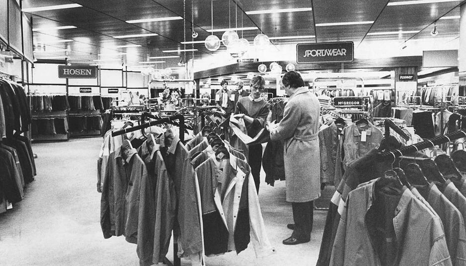 März 1984: Von 700 auf 1400 Quadratmeter vergrößert das Modehaus Barthel  seine Herrenkonfektionsabteilung. Im Bild ist die neu gestaltete Abteilung im 1. Stock zu sehen.