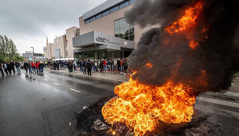 Arbeiter versammeln sich vor dem Audi-Werk Brüssel. Zuvor hatten sie Autoreifen angezündet, um gegen die drohende Schließung der Fabrik zu protestieren.