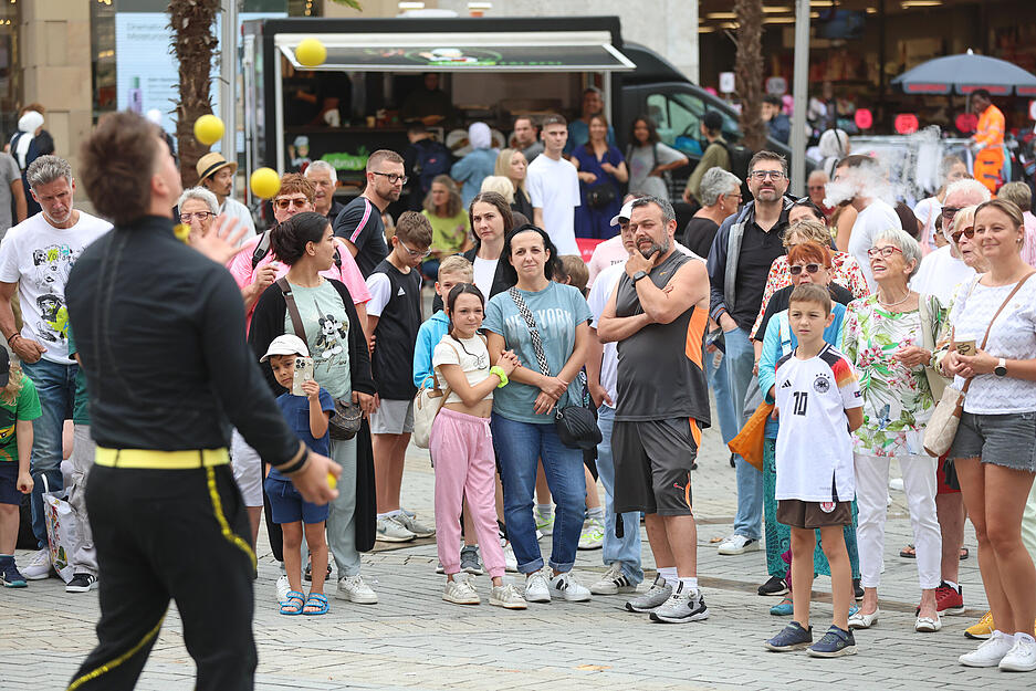 Die Innenstadt war recht belebt und es bildeten sich Menschentrauben vor den Freiluft-Darbietungen.