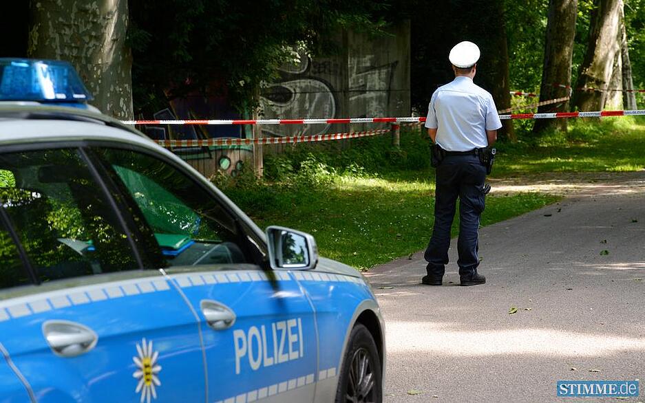 Die Polizei entdeckte in den Gepäckstücken an der beliebten Jogging- und Radlerstrecke  die beiden Toten - eine noch nicht identifizierte Frau und einen polizeibekannten 50 Jahre alten Mann.