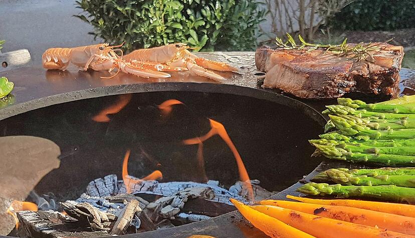 Auf der hei&szlig;en Stahlplatte lassen sich Fleisch, Fisch und Gem&uuml;se m&uuml;helos grillen.