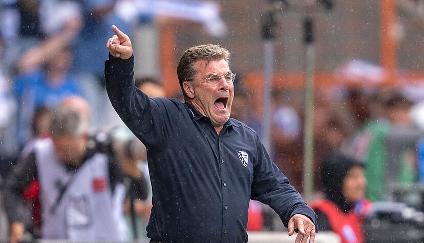 Auch in Bochum spitzt sich die Lage zu: Dieter Hecking bei der Niederlage in Paderborn.