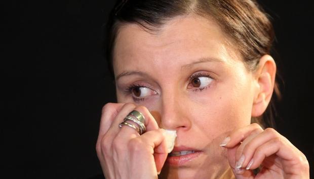 Teresa Enke, Frau des verstorbenen Nationaltorhüters Robert Enke, spricht am Mittwoch in Hannover auf der Pressekonferenz von Hannover 96 zum Tod ihres Mannes zu Journalisten. Teresa Enke, Frau des verstorbenen Nationaltorhüters Robert Enke, spricht am Mittwoch in Hannover auf der Pressekonferenz von Hannover 96 zum Tod ihres Mannes zu Journalisten.