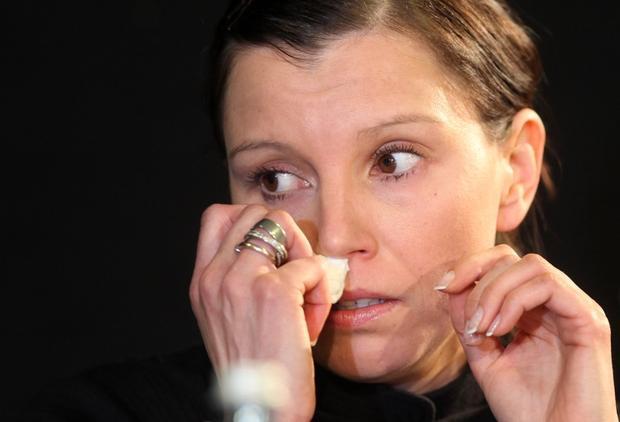 Teresa Enke, Frau des verstorbenen Nationaltorh&uuml;ters Robert Enke, spricht am Mittwoch in Hannover auf der Pressekonferenz von Hannover 96 zum Tod ihres Mannes zu Journalisten.