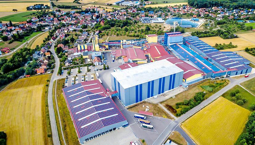 Vorne Bosch Tiernahrung, dahinter Wiesenbach: Das Werk prägt den Ort. 550 Menschen arbeiten hier. Foto: Bosch Vorne Bosch Tiernahrung, dahinter Wiesenbach: Das Werk prägt den Ort. 550 Menschen arbeiten hier. Foto: Bosch