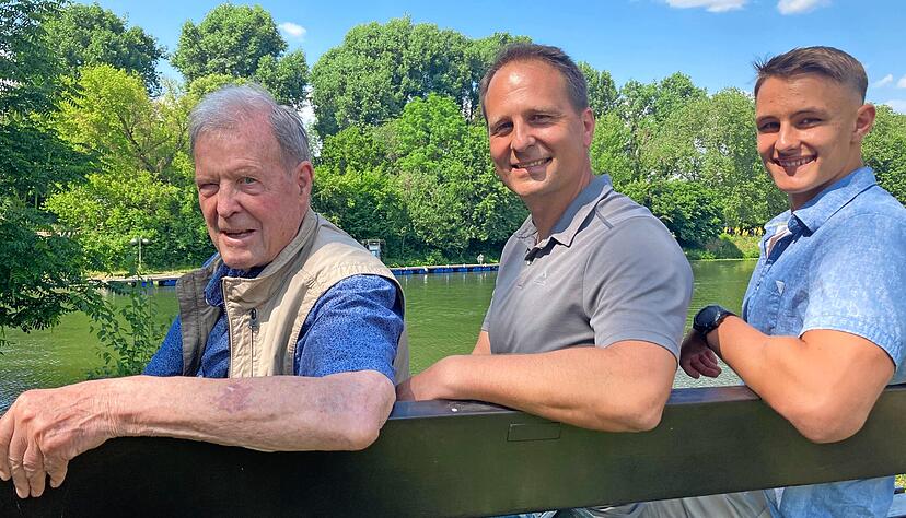 Drei Kanu-Generationen: Horst (82), Daniel (47) und Julian Schmiech (16) am Neckarufer in Heilbronn.
Foto: Florian Huber