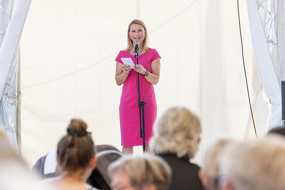 Den Startschuss gab B&uuml;rgermeisterin Sarina Pfr&uuml;nder mit der Lauffener Stadtkapelle und der B&ouml;llergruppe des Sch&uuml;tzenvereins.