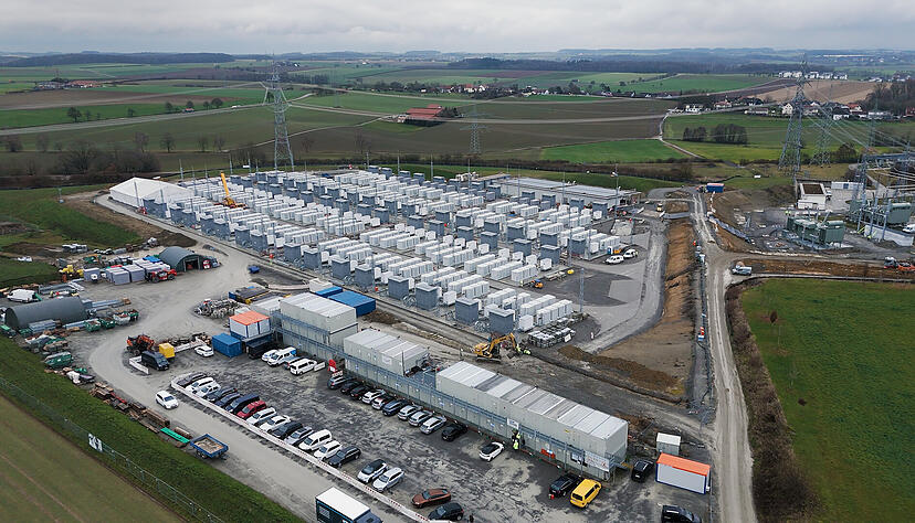 Auf der Großbaustelle in Kupferzell entsteht mit dem Netzbooster ein zentraler Batteriespeicher für die Stabilisierung des Stromnetzes in Deutschland. Auf der Großbaustelle in Kupferzell entsteht mit dem Netzbooster ein zentraler Batteriespeicher für die Stabilisierung des Stromnetzes in Deutschland.