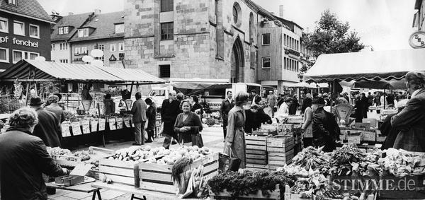 Ein ungewöhnliches Bild in der Heilbronner Sülmerstraße: Wegen des Weindorfs wird der Wochenmarkt 1977 in der Fußgängerzone gehalten. Ein ungewöhnliches Bild in der Heilbronner Sülmerstraße: Wegen des Weindorfs wird der Wochenmarkt 1977 in der Fußgängerzone gehalten.