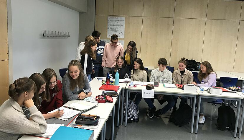 Vor Corona steckten die Ex-Gemeinschaftssch&uuml;ler der neuen Klasse 11g am K&uuml;nzelsauer Gymnasium noch ohne Abstand die K&ouml;pfe in die B&uuml;cher.
Foto: Archiv/Tscherwitschke