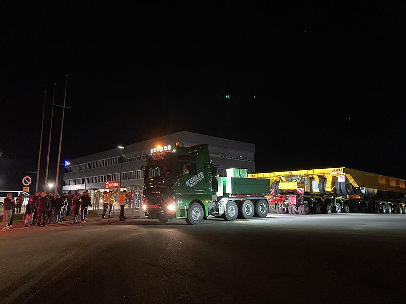 Die beiden Schiffssektionstransporter  m&uuml;ssen von Pfedelbach nach Heilbronn in den Hafen gebracht werden.