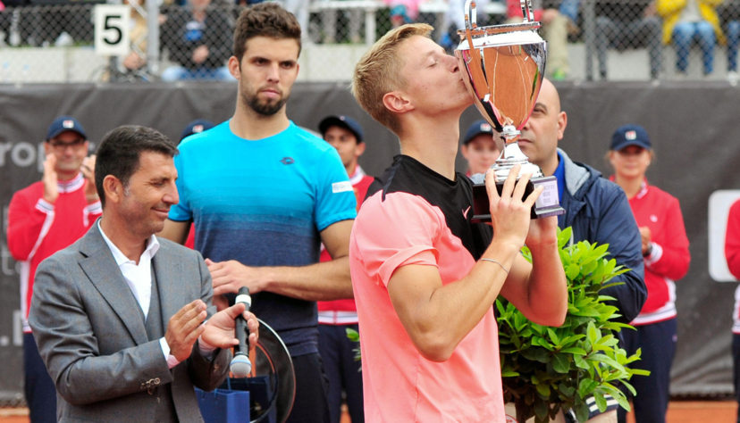 Turnierdirektor Metehan Cebeci (links) und die beiden Finalisten Jiri Vesely und Rudolf Molleker (rechts), der das Turnier gewann.