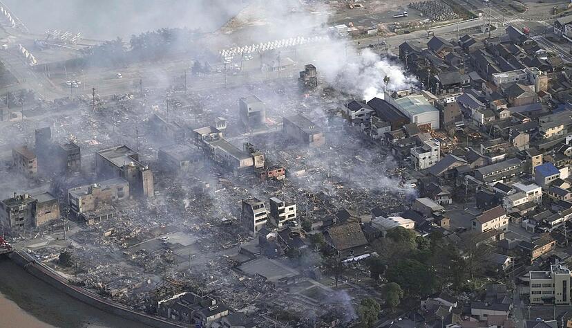 Nach einem Erdbeben in der Präfektur Ishikawa steigt Rauch aus einem Brandherd auf. Nach einem Erdbeben in der Präfektur Ishikawa steigt Rauch aus einem Brandherd auf.