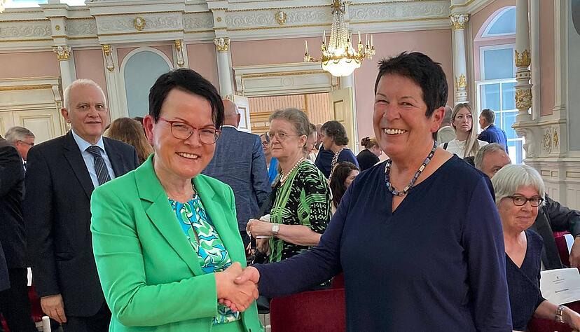 Agnes Aderhold (links), Präsidentin am Landgericht Heilbronn, setzt Ursula Ziegler-Göller im Rahmen einer Feierstunde in ihr neues Amt als Direktorin am Amtsgericht Öhringen ein.
Foto: Yvonne Tscherwitschke Agnes Aderhold (links), Präsidentin am Landgericht Heilbronn, setzt Ursula Ziegler-Göller im Rahmen einer Feierstunde in ihr neues Amt als Direktorin am Amtsgericht Öhringen ein.
Foto: Yvonne Tscherwitschke