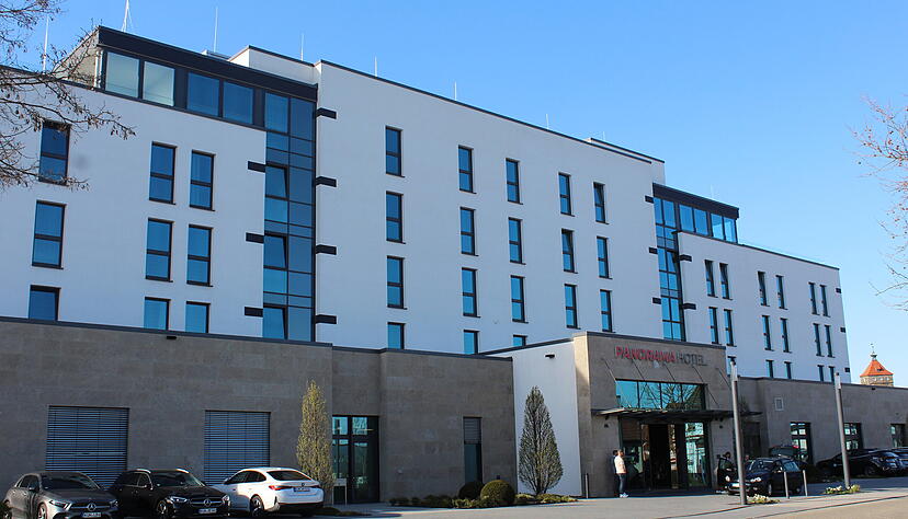 Der Neubau des Panorama-Hotels schiebt sich wie ein Riegel an die Bergkante. Die Gäste genießen die Luft auf dem rund 550 Meter hohen Balkon Hohenlohes. Fotos: Stefanie Jani Der Neubau des Panorama-Hotels schiebt sich wie ein Riegel an die Bergkante. Die Gäste genießen die Luft auf dem rund 550 Meter hohen Balkon Hohenlohes. Fotos: Stefanie Jani