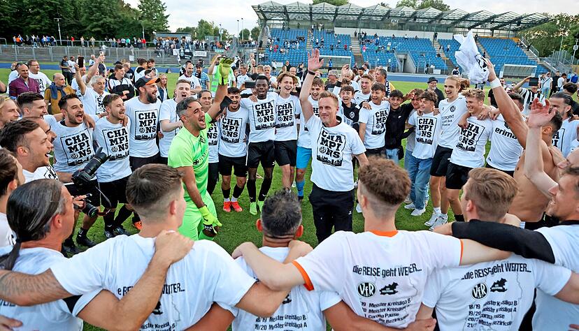 Wir sind die Champions: Der VfR Heilbronn feierte vergangenen Mittwoch die Bezirksligameisterschaft, ist damit noch nicht am Ende seines Weges angelangt.
Foto: Seidel Wir sind die Champions: Der VfR Heilbronn feierte vergangenen Mittwoch die Bezirksligameisterschaft, ist damit noch nicht am Ende seines Weges angelangt.
Foto: Seidel