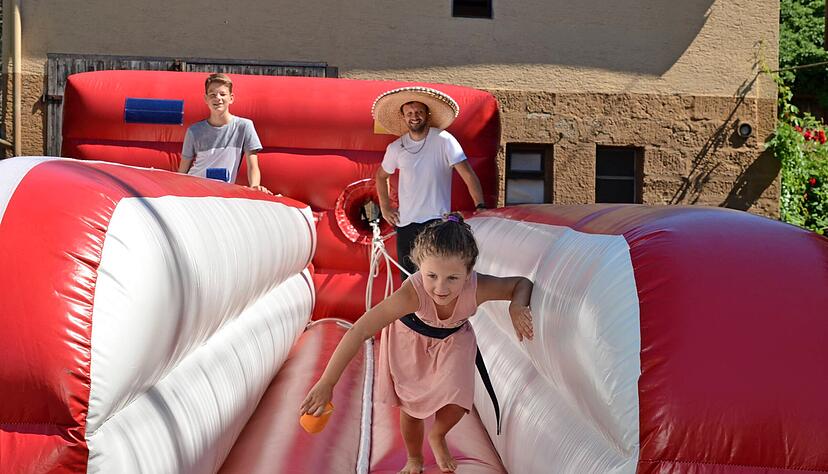 Die sechsjährige Leni gibt alles beim Bungee Run beim CVJM. Beim Weinfest waren hier sowohl Kinder als auch Erwachsene mit Begeisterung dabei.
Foto: Stefanie Pfäffle
