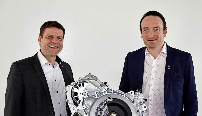 Der Verbrennungsmotor verbindet Gewerkschafter Michael Unser (links) und S&uuml;dwestmetall-Gesch&auml;ftsf&uuml;hrer J&ouml;rg Ernstberger.
Foto: Christian Gleichauf