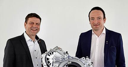Der Verbrennungsmotor verbindet Gewerkschafter Michael Unser (links) und Südwestmetall-Geschäftsführer Jörg Ernstberger.
Foto: Christian Gleichauf Der Verbrennungsmotor verbindet Gewerkschafter Michael Unser (links) und Südwestmetall-Geschäftsführer Jörg Ernstberger.
Foto: Christian Gleichauf