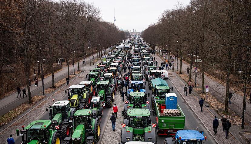 Alles dicht? Der deutsche Bauernverband ruft ab 8. Januar zu einer landesweiten Aktionswoche auf - unter anderem drohen Straßenblockaden. Alles dicht? Der deutsche Bauernverband ruft ab 8. Januar zu einer landesweiten Aktionswoche auf - unter anderem drohen Straßenblockaden.