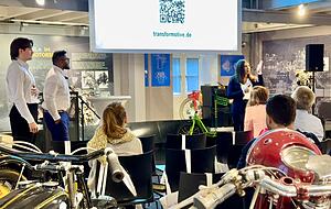 Lisa Richter (WHF, rechts), Kai Langbein (links) und Vithushan Parameswaran von der Beratungsfirma MHP beim Zukunftsforum Mobilit&auml;t des Netzwerks Transformotive im Zweiradmuseum