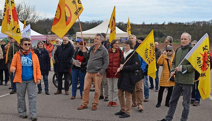 Die orangefarbene Sonne auf gelbem Grund ist seit fast 50 Jahren das Symbol der Atomkraftgegner und auch in Neckarwestheim zu sehen.
Foto: Stefanie Pfäffle