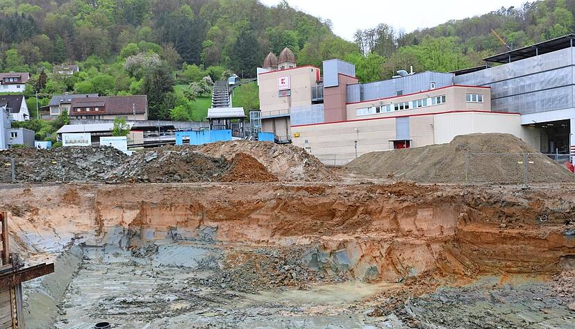 Auf dem Parkplatz vor dem Kaufland entsteht bis 2025 ein erster Verwaltungsbau. Auf dem Parkplatz vor dem Kaufland entsteht bis 2025 ein erster Verwaltungsbau.