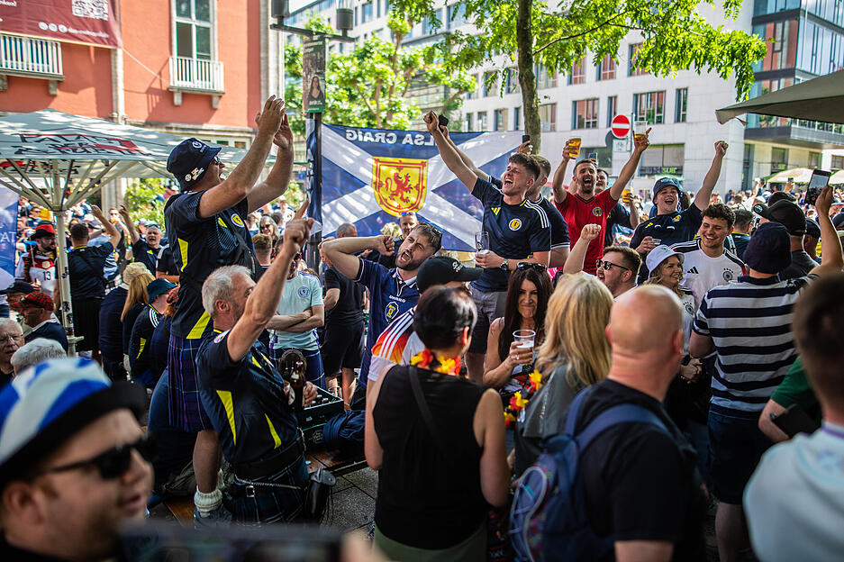 Schottische Fans feiern vor dem EM Spiel in der Stuttgarter Innenstadt. Schottische Fans feiern vor dem EM Spiel in der Stuttgarter Innenstadt.