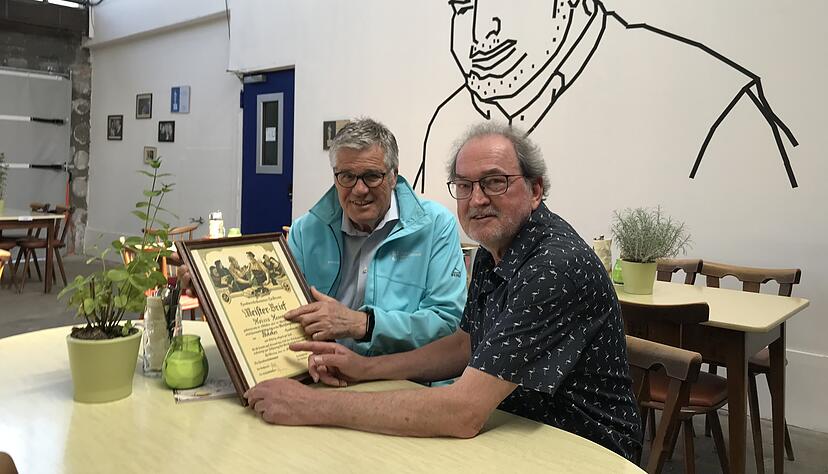 Hanspeter Faas (li.) und Hans-Georg Frank im "Hessers Eck" mit Möbeln, Utensilien und Konterfei von Lothar Hesser, das Oliver Toellner geschaffen hat. Foto: Kilian Krauth Hanspeter Faas (li.) und Hans-Georg Frank im "Hessers Eck" mit Möbeln, Utensilien und Konterfei von Lothar Hesser, das Oliver Toellner geschaffen hat. Foto: Kilian Krauth