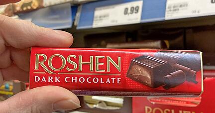 Im Euro-Laden auf der Büttelbronner Höhe in Öhringen gibt es russische Spezialitäten − und Schokolade aus der Ukraine. Die Menschen diskutieren beim Einkauf den Angriff Putins.
Foto: Yvonne Tscherwitschke Im Euro-Laden auf der Büttelbronner Höhe in Öhringen gibt es russische Spezialitäten − und Schokolade aus der Ukraine. Die Menschen diskutieren beim Einkauf den Angriff Putins.
Foto: Yvonne Tscherwitschke