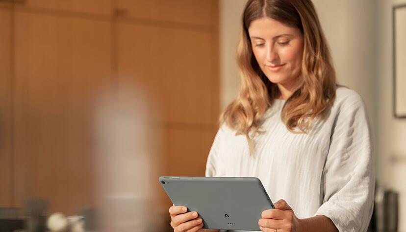 Pr&uuml;fender Blick: Die Preise f&uuml;r das 11 Zoll gro&szlig;e Pixel Tablet starten bei 679 Euro.