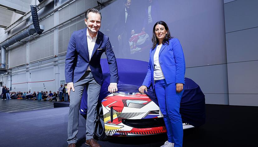 E-Auto im Polo-Format: Markenchef Thomas Schäfer und Betriebsratsvorsitzende Daniela Cavallo geben einen ersten Ausblick auf das Modell. (Handout-Foto)