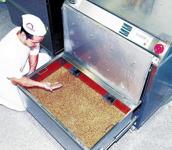 Mit "Goldkeimlingen" aus dem wissenschaftlich entwickelten Keimautomat bäckt Härdtner seit 2000 Brotsorten und trägt zu einer natürlichen Ernährung bei. Mit "Goldkeimlingen" aus dem wissenschaftlich entwickelten Keimautomat bäckt Härdtner seit 2000 Brotsorten und trägt zu einer natürlichen Ernährung bei.