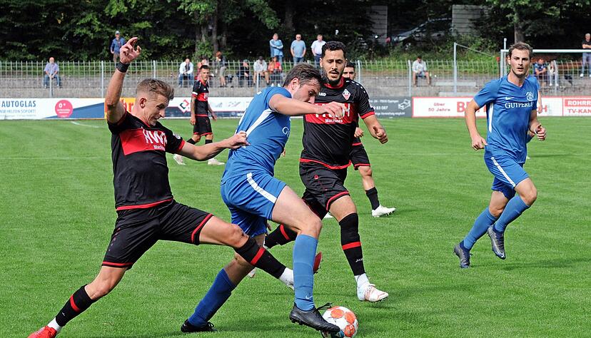 Jan-Hendrik Hoyer (links) und Serhat Ayvaz (Mitte) sind offensiv gefordert, den Abgang von 17-Tore-Stürmer Julius Reinbold mit zu kompensieren.