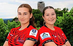 Kreisläuferin Aylin Bornhardt (links) hat ihrer Positionskollegin Carlotta Hees und dem Rest ihres Drittliga-Teams ein freies Wochenende beschert. Kreisläuferin Aylin Bornhardt (links) hat ihrer Positionskollegin Carlotta Hees und dem Rest ihres Drittliga-Teams ein freies Wochenende beschert.
