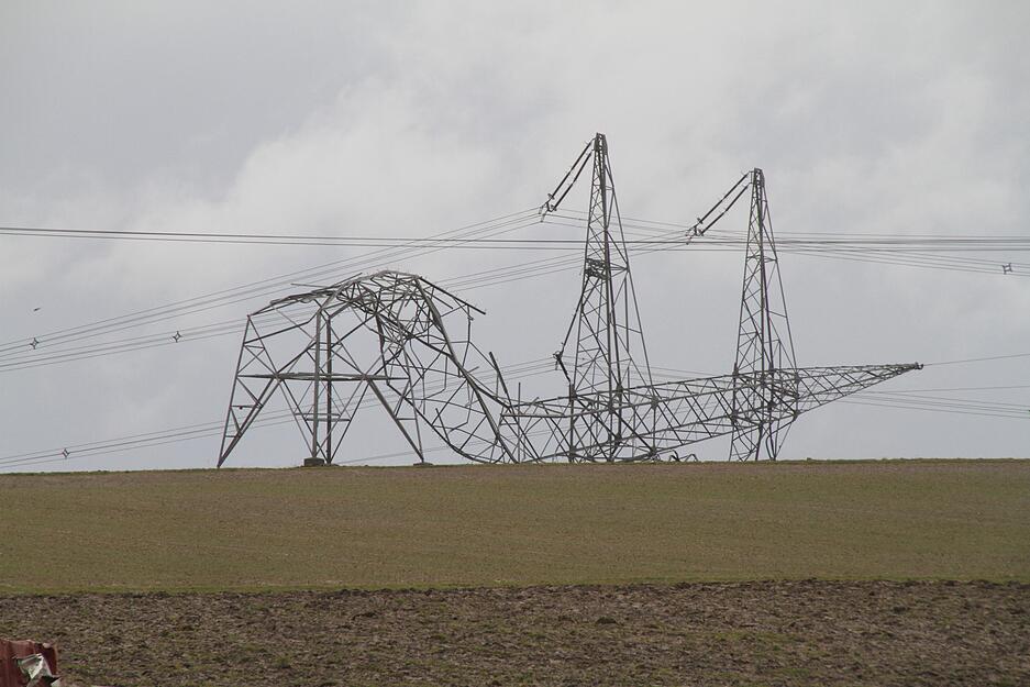 Die B&ouml;en des Sturms "Burglind" knickten zwei Hochstrommasten bei Eschental um.