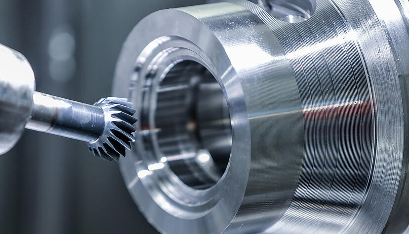 Ein Werkzeug f&auml;hrt auf ein Werkst&uuml;ck in einer Dreh-und-Fr&auml;smaschine zu