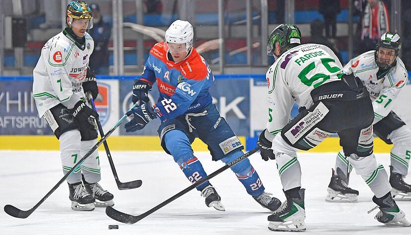 Thore Weyrauch (Mitte) und die Heilbronner Falken brannten zwar kein spielerisches Feuerwerk ab, gewannen gegen H&ouml;chstadt aber letztlich souver&auml;n.