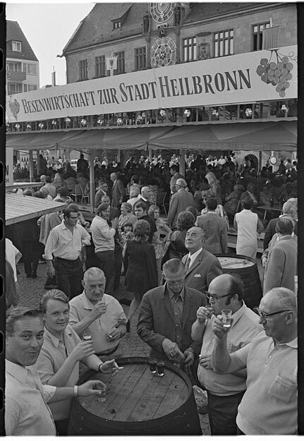 Zahlreiche Besucher treffen sich in der Besenwirtschaft zur Stadt Heilbronn zum Heilbronner Weindorf 1971.