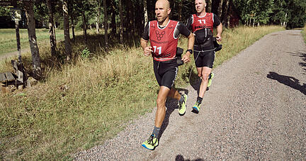 Fabian Eberhard (vorn) mit seinem Sport-Partner Markus Rössel beim Ausdauer-Wettbewerb Swim-Run in Schweden.