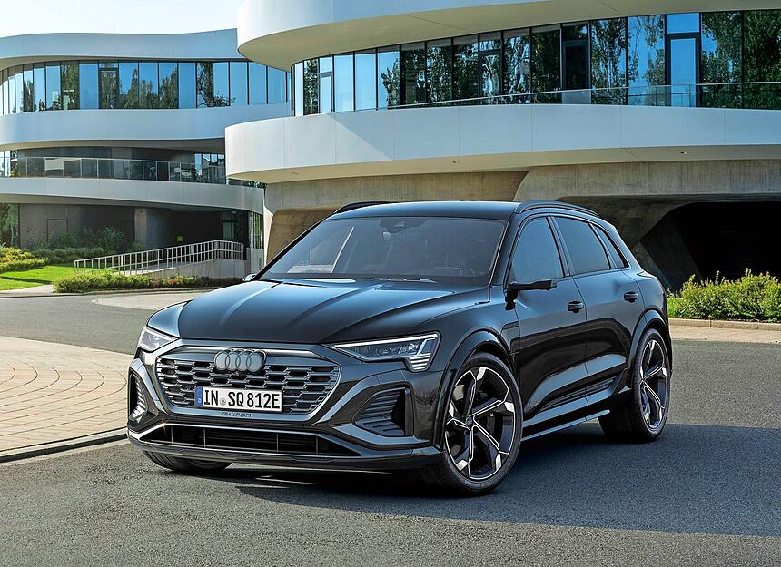 Im vergangenen Jahr hat Audi den 4,92 Meter langen, 1,94 Meter breiten und 1,63 Meter hohen Stromer umfangreich überarbeitet.