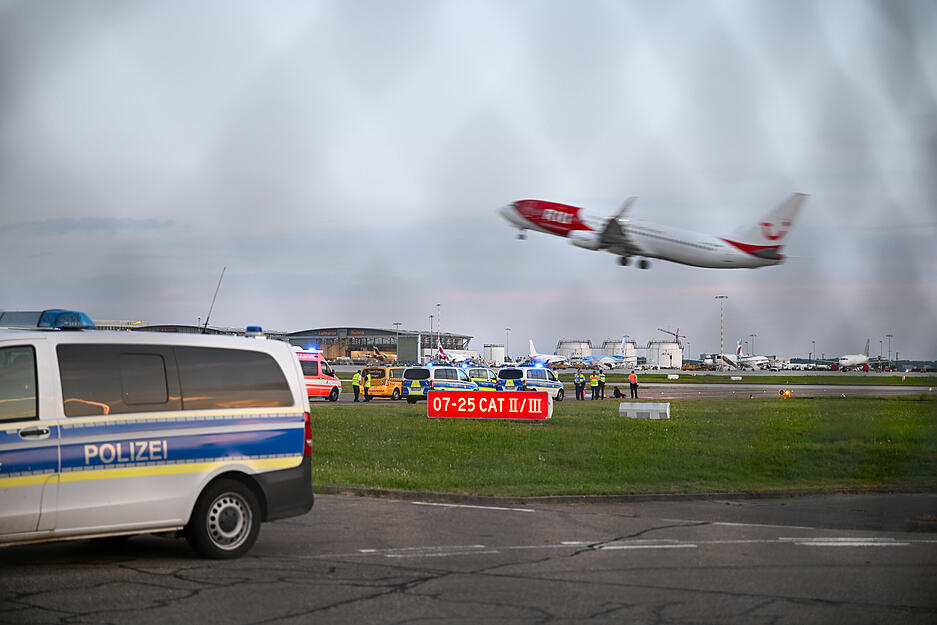 Je zwei Aktivisten drangen Angaben der Organisation zufolge in orangen Warnwesten auf mehrere Flughäfen ein. Je zwei Aktivisten drangen Angaben der Organisation zufolge in orangen Warnwesten auf mehrere Flughäfen ein.