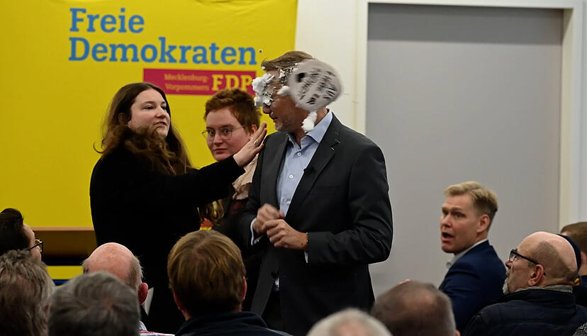 Eine junge Frau attackierte Christian Lindner mit einer Torte.
