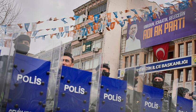 Straßensperrungen und Demo-Verbot nach Imamoglus Festnahme. Straßensperrungen und Demo-Verbot nach Imamoglus Festnahme.