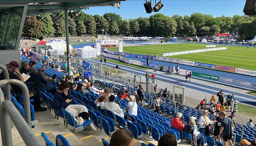 Wer gute Plätze am Zieleinlauf haben will, muss rechtzeitig kommen. Um 11:20 Uhr werden hier die ersten Läufer erwartet.