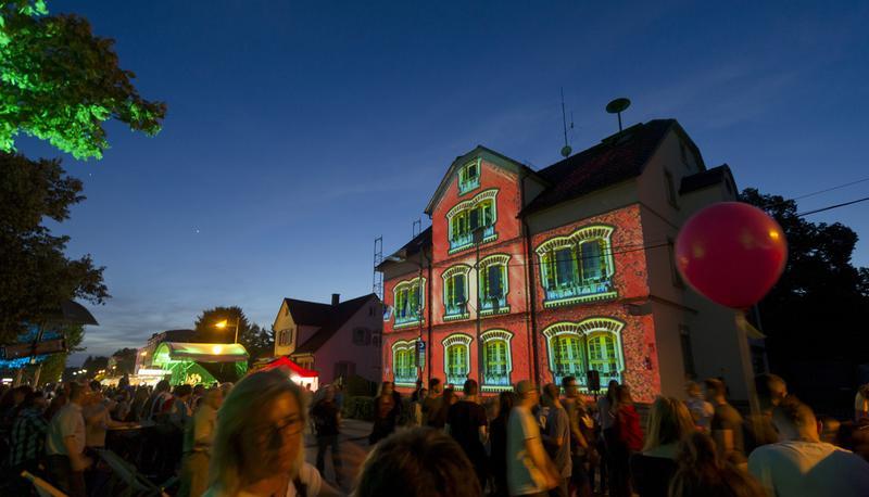 Aus funktionalen werden künstlerisch gestaltete Fassaden. Die Projektionen des Tübingers Daniel Liewald passen genau zur Gebäudehülle. Foto: Dennis Mugler Aus funktionalen werden künstlerisch gestaltete Fassaden. Die Projektionen des Tübingers Daniel Liewald passen genau zur Gebäudehülle. Foto: Dennis Mugler