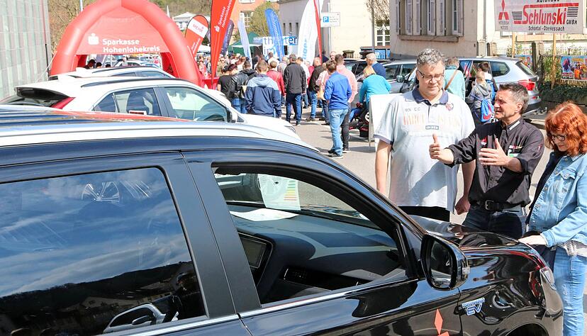 Gebongt! Gerolf und Monika Schubert aus Weißbach sind überzeugt vom neuen Mitsubishi Outlander Plug-in-Hybrid und kaufen gleich einen Neuwagen. Peter Schlunski (Mitte), Chef des Oberkessacher Autohauses, erklärt ihnen die Vorzüge.
Fotos: Ralf Reichert Gebongt! Gerolf und Monika Schubert aus Weißbach sind überzeugt vom neuen Mitsubishi Outlander Plug-in-Hybrid und kaufen gleich einen Neuwagen. Peter Schlunski (Mitte), Chef des Oberkessacher Autohauses, erklärt ihnen die Vorzüge.
Fotos: Ralf Reichert