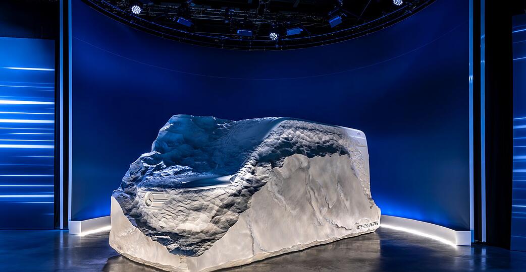 Bildhauerischer Vorgeschmack auf die neue Van-Generation: Mercedes hat eine Skulptur enthüllt, die erste Designhints für die kommenden Kastenwagen gibt. Bildhauerischer Vorgeschmack auf die neue Van-Generation: Mercedes hat eine Skulptur enthüllt, die erste Designhints für die kommenden Kastenwagen gibt.