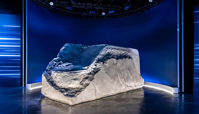 Bildhauerischer Vorgeschmack auf die neue Van-Generation: Mercedes hat eine Skulptur enthüllt, die erste Designhints für die kommenden Kastenwagen gibt. Bildhauerischer Vorgeschmack auf die neue Van-Generation: Mercedes hat eine Skulptur enthüllt, die erste Designhints für die kommenden Kastenwagen gibt.